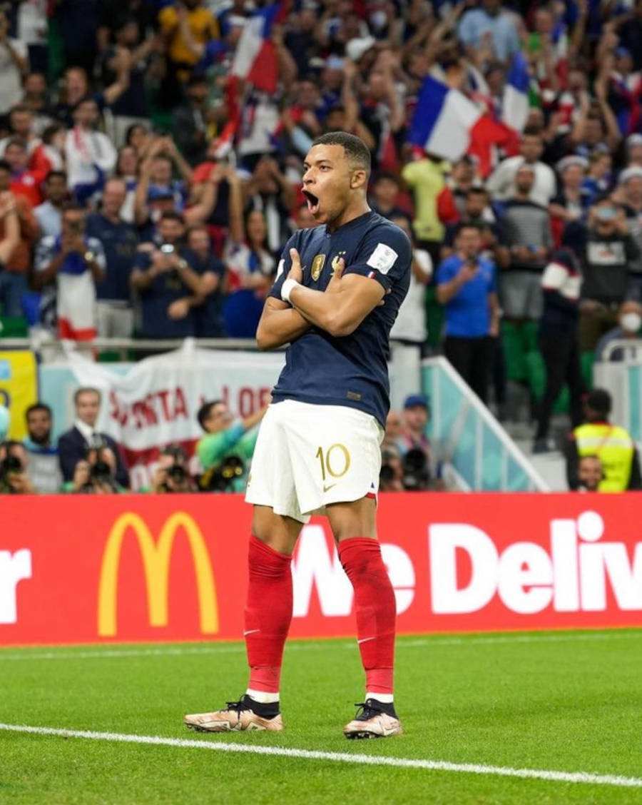 Foto de Mbappe dentro de campo pela seleção francesa