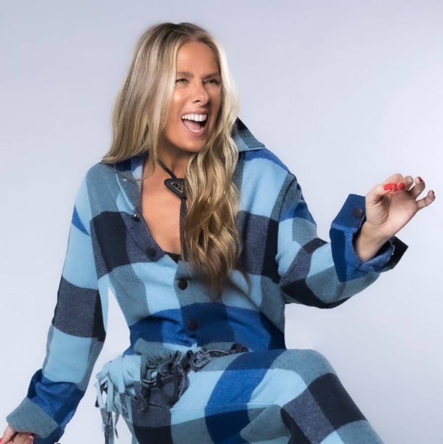Foto de Adriane Galisteu sorrindo para o lado