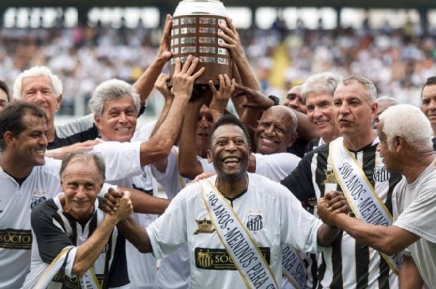 Pelé sendo homenageado pelo Santos após vitória do clube em Libertadores