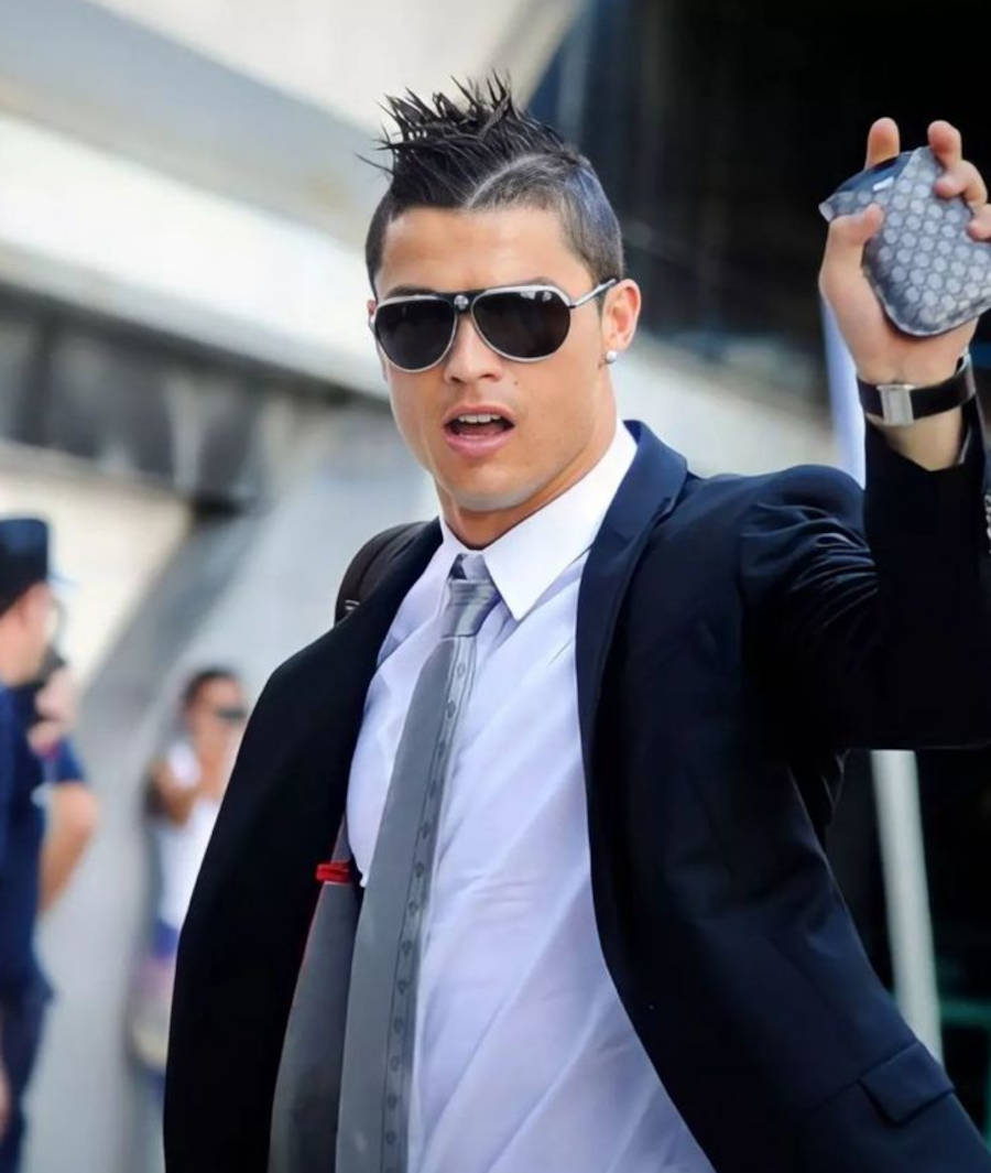 Foto de Cristiano Ronaldo de óculos escuros com topete