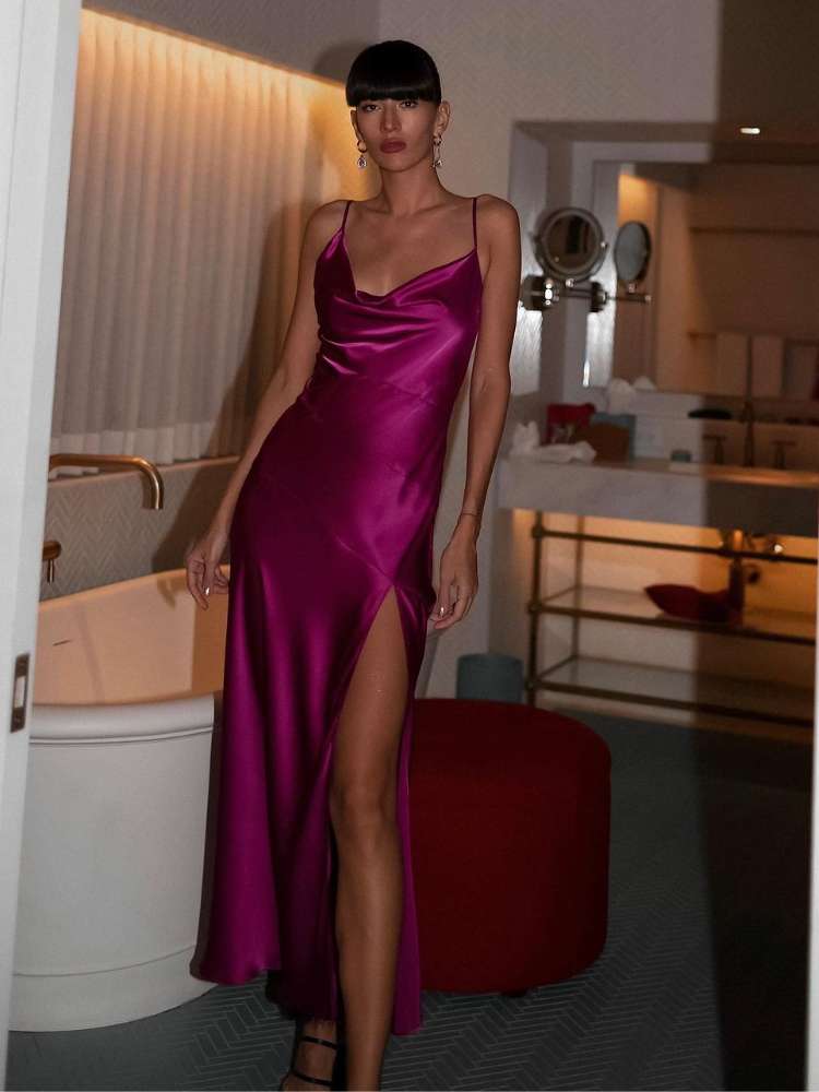 Mulher usando slip dress Viva Magenta, cor do ano 2023 de acordo com a Pantone