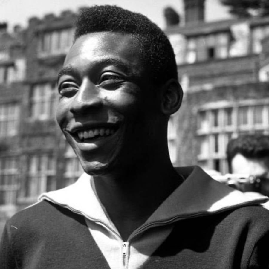 Foto de Pelé mais novo sorrindo e olhando para o lado