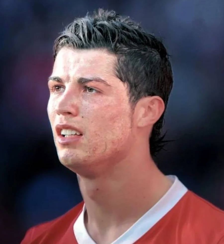 Foto de Cristiano Ronaldo mais novo com os cabelos curtos