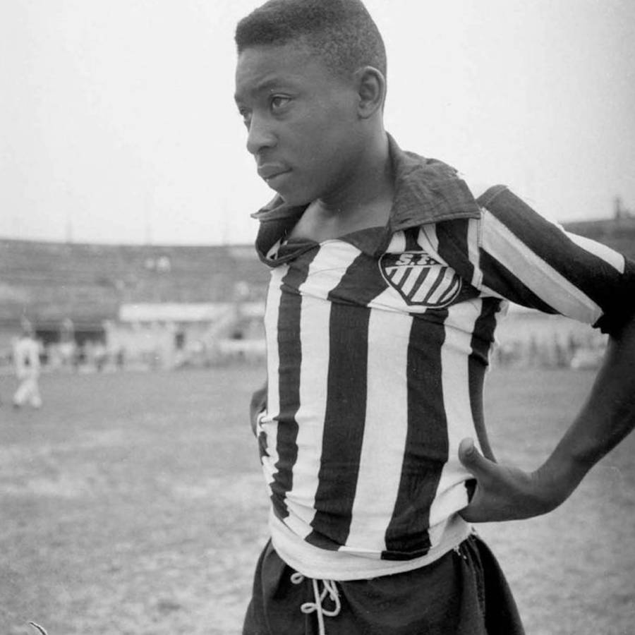 Pelé vestindo a camisa do Santos em um jogo de futebol