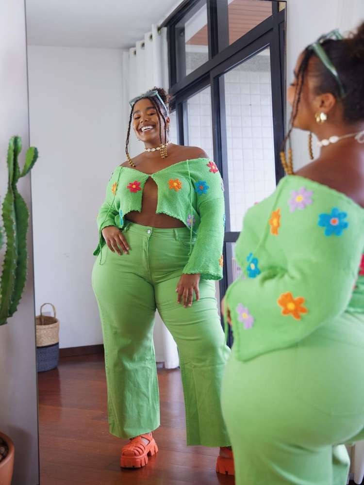 Influencer Mari Lobo usando pin top e calça verdes com sandália laranja, tendências Verão 2023