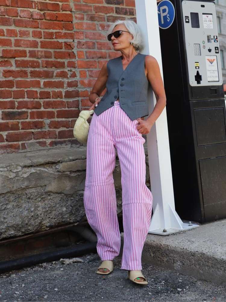 Influencer Grace Ghanem usando tendências Verão 2023: colete de alfaiataria, calça slouch e tamanco