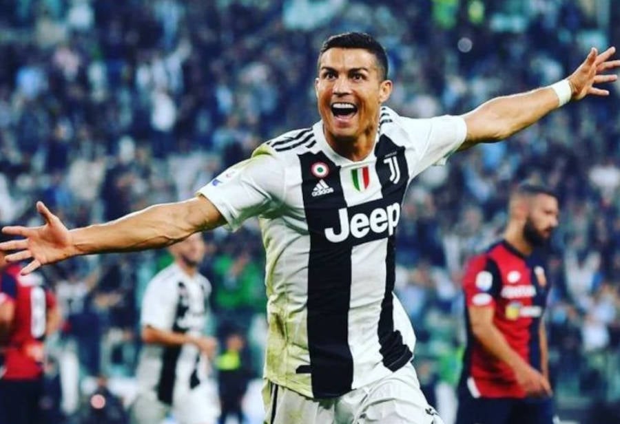 Foto de Cristiano Ronaldo sorrindo enquanto joga pelo Juventus