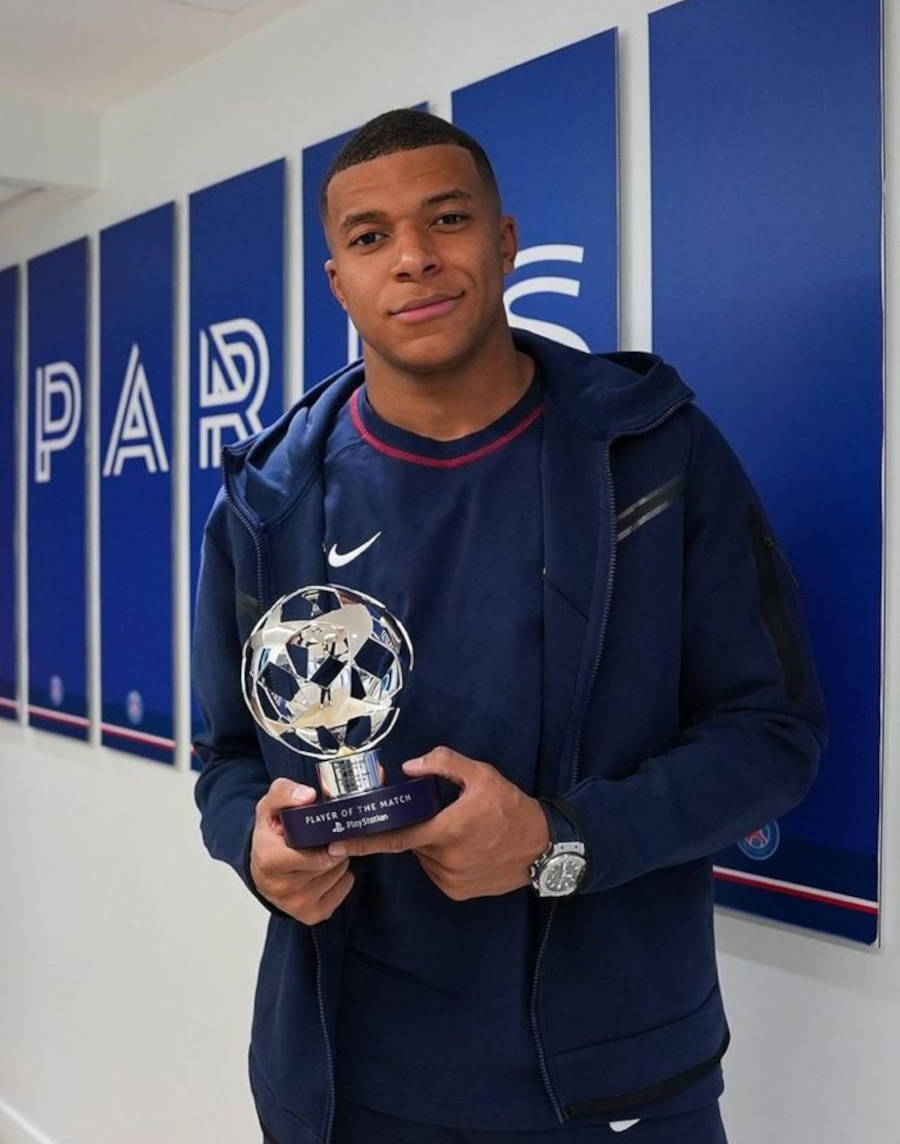 Foto de Mbappe segurando troféu de melhor da partida