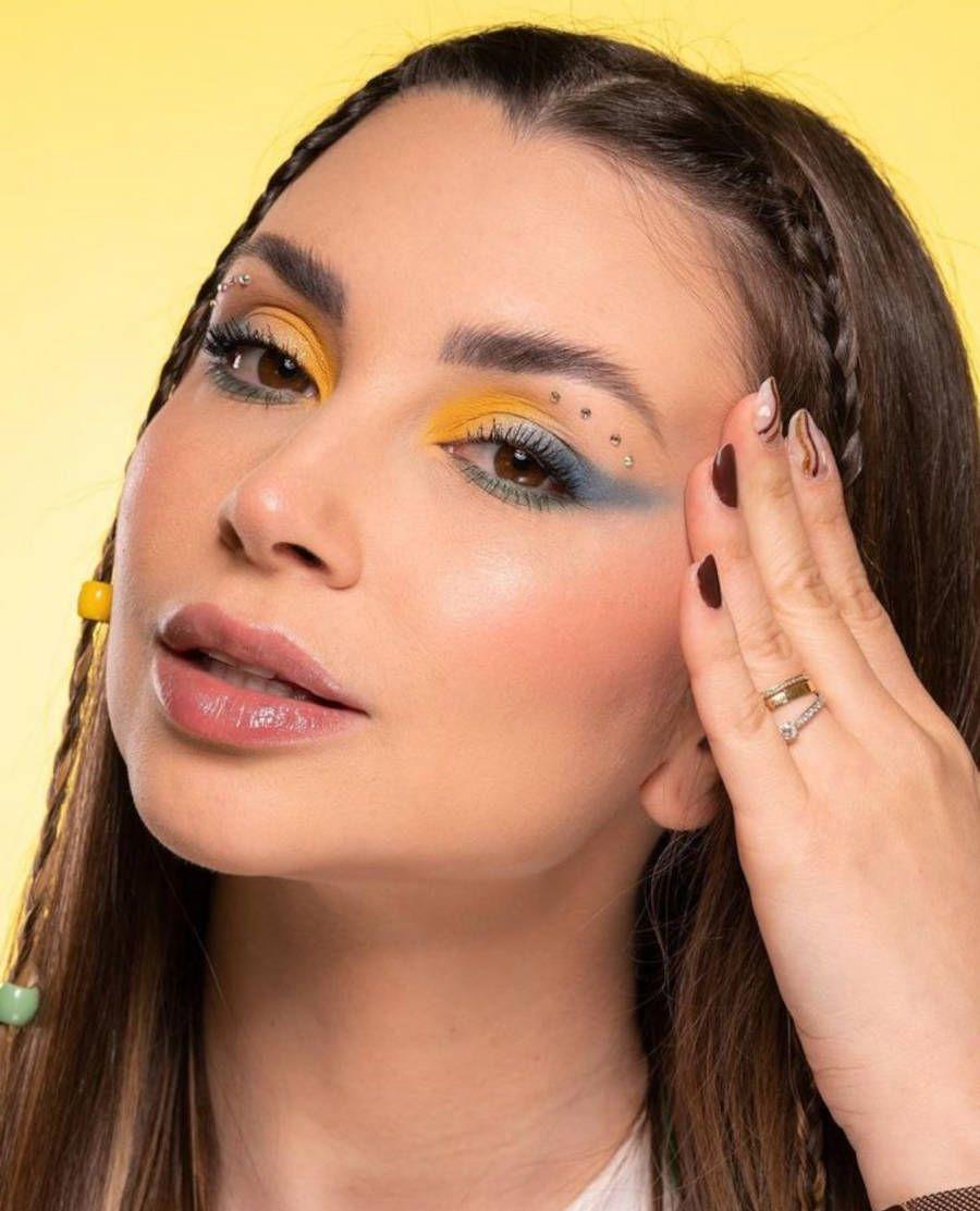 Foto de modelo com maquiagem para usar no jogo do Brasil