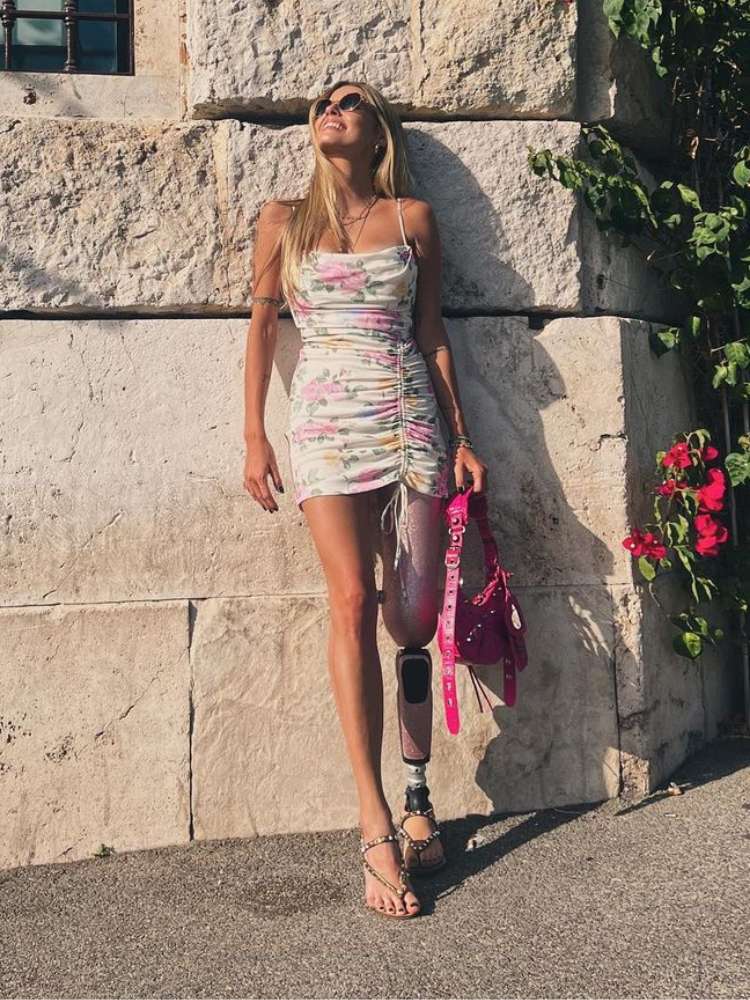 Influenciadora Paola Antonini usando vestido tubinho florido franzido, uma das tendências para o verão 2023