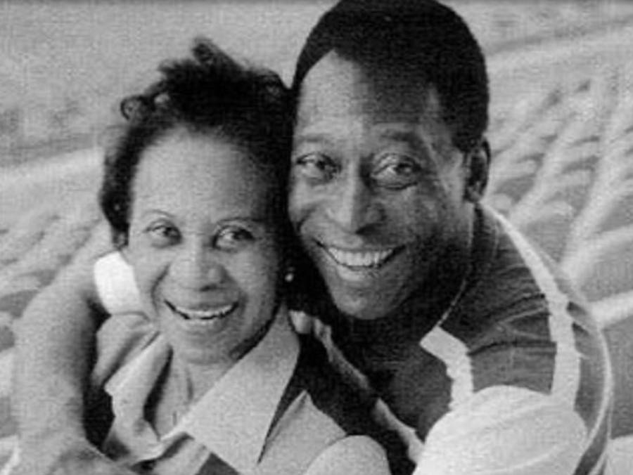Foto de Pelé com sua mãe