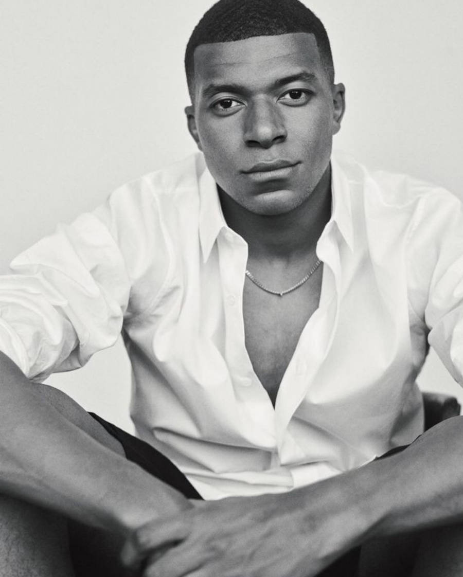 Foto de Mbappe sério, em preto e branco