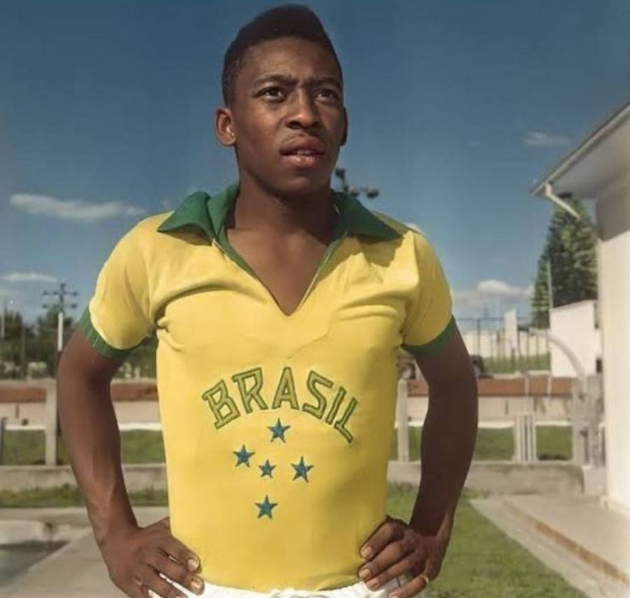 Pelé ainda novo jogando pelo Brasil