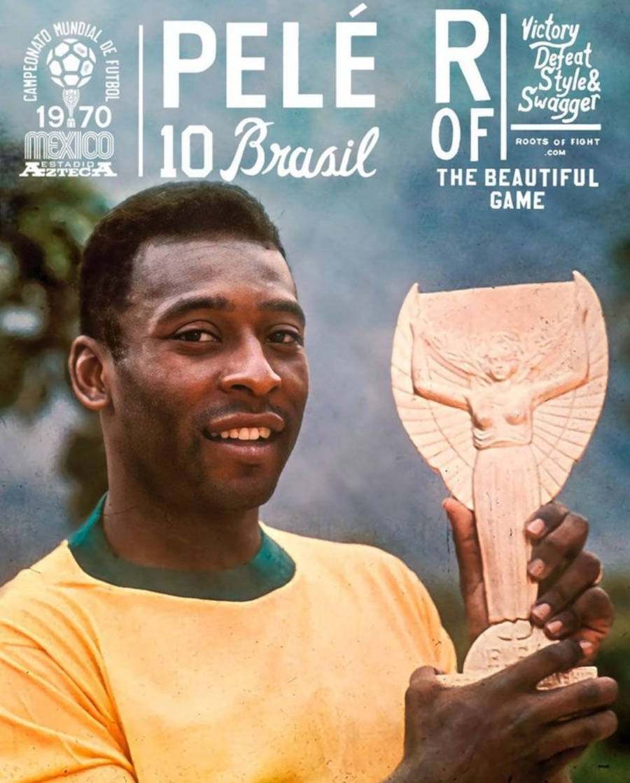 Pelé segurando a Taça de 1970