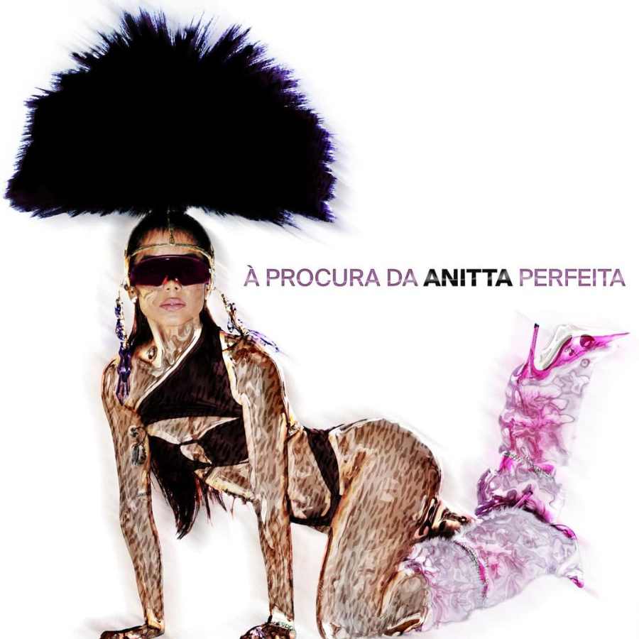 Foto da Capa doálbum novo de Anitta:  "à procura da Anitta Perfeita", com a cantora de brucos usando biquíni, acessório de cabeça de plumas e botas pink de cano longo.