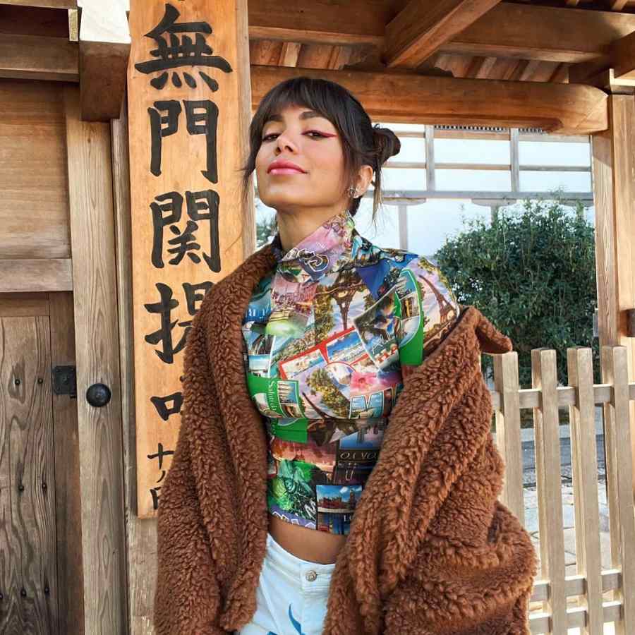 Foto de Anitta, cantora, no Japão, usando casado de lá. 