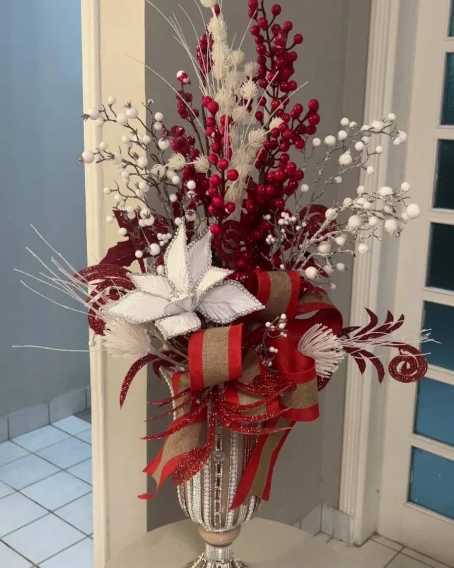 Vaso de Natal decorado em branco e vermelho.