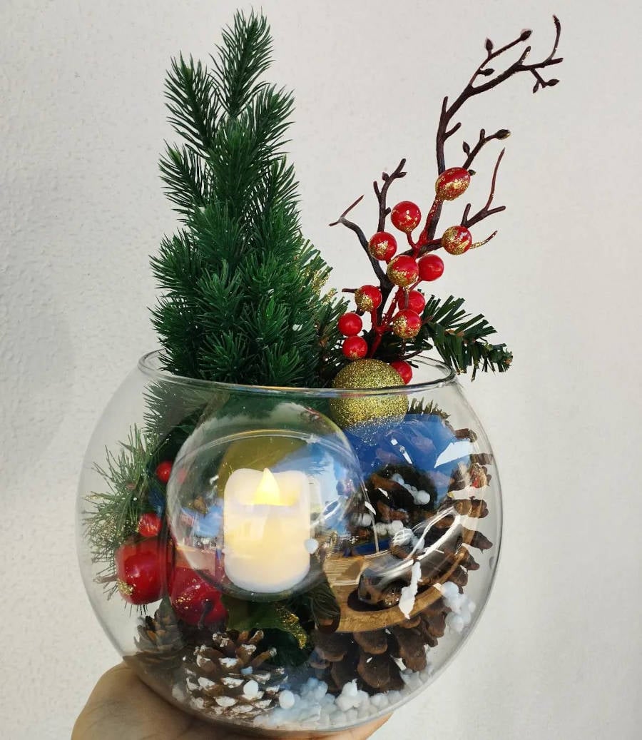 Vaso estilo aquário com enfeites de Natal.
