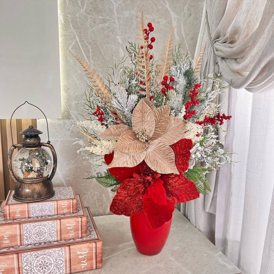 Vaso vermelho decorando mesa.