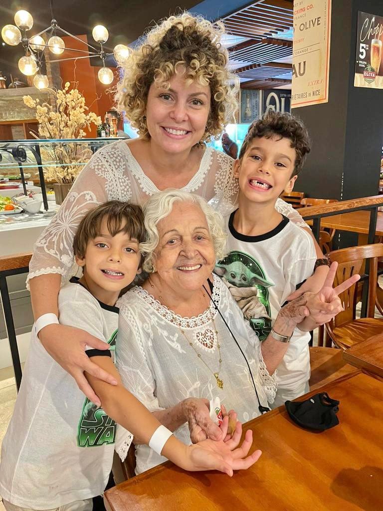 Bárbara Borges com a avó e os filhos