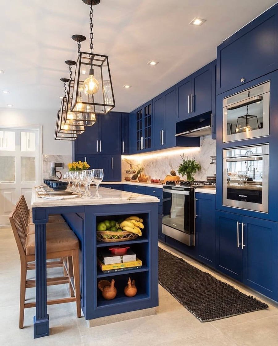Cozinha com armários azuis.