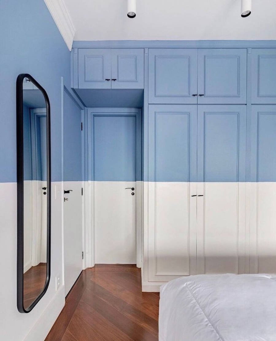 Parede e armário azul e branco.