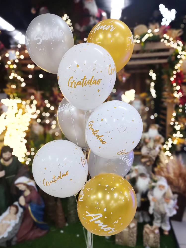 Balões em branco e dourado com mensagem de gratidão e amor