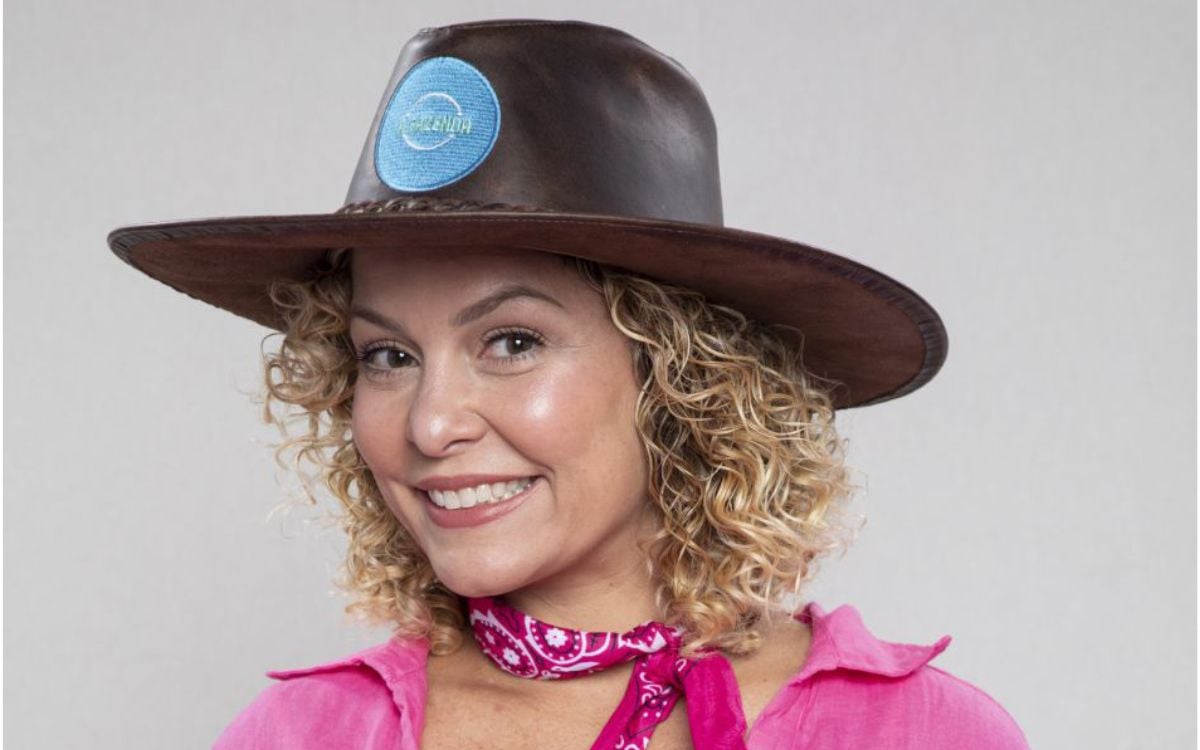 Bárbara Borges sorrindo com chapéu de Fazendeira na final da Fazenda
