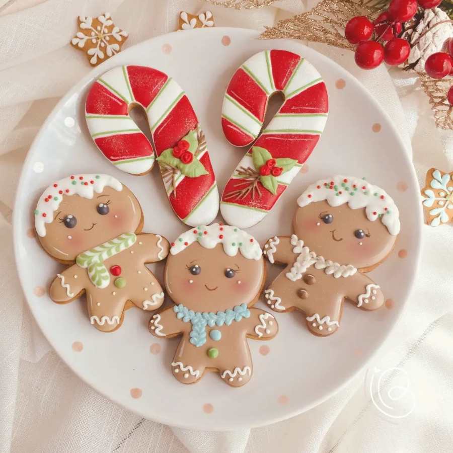 Biscoitos de Natal em prato sobre mesa com decoração natalina.