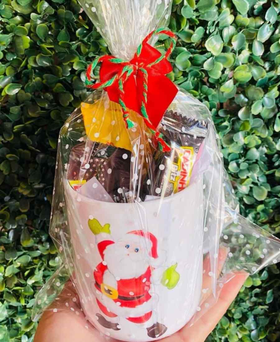 Caneca presente de última hora recheada de doces e chocolates.