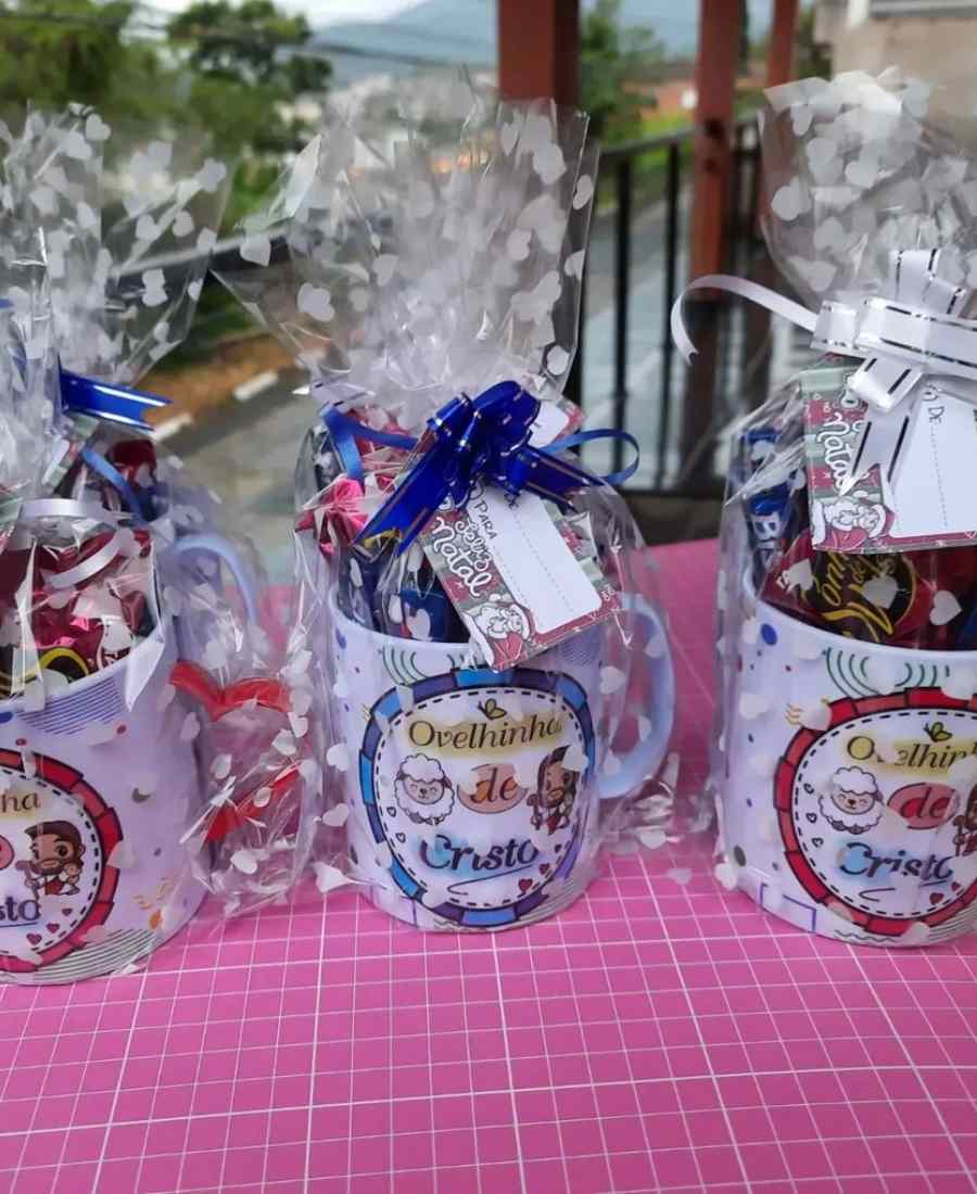 Caneca presente de última hora recheada de doces.