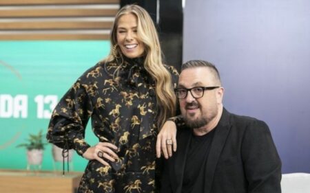 Foto de Rodrigo Carelli e Adriane Galisteu durante a apresentação da Fazenda