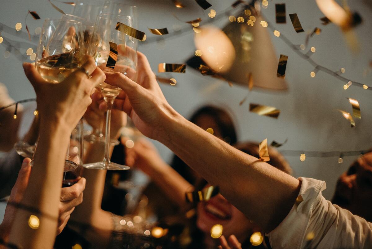 pessoas brindando com champanhe no ano novo para prosperar em 2023