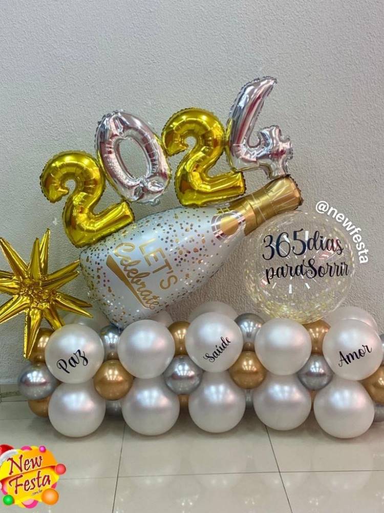 Decoração de ano novo com estrela, balões em prata, branco, dourado e rose gold, balão de champagne, balão de 2024 e balão transparente com mensagem de ano novo. 