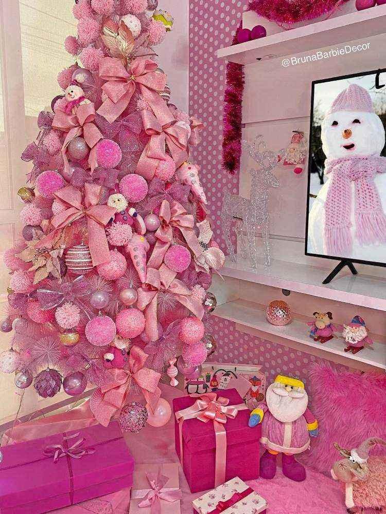 Decoração natalina em rosa, como árvore, enfeites, presentes e Papai Noel.