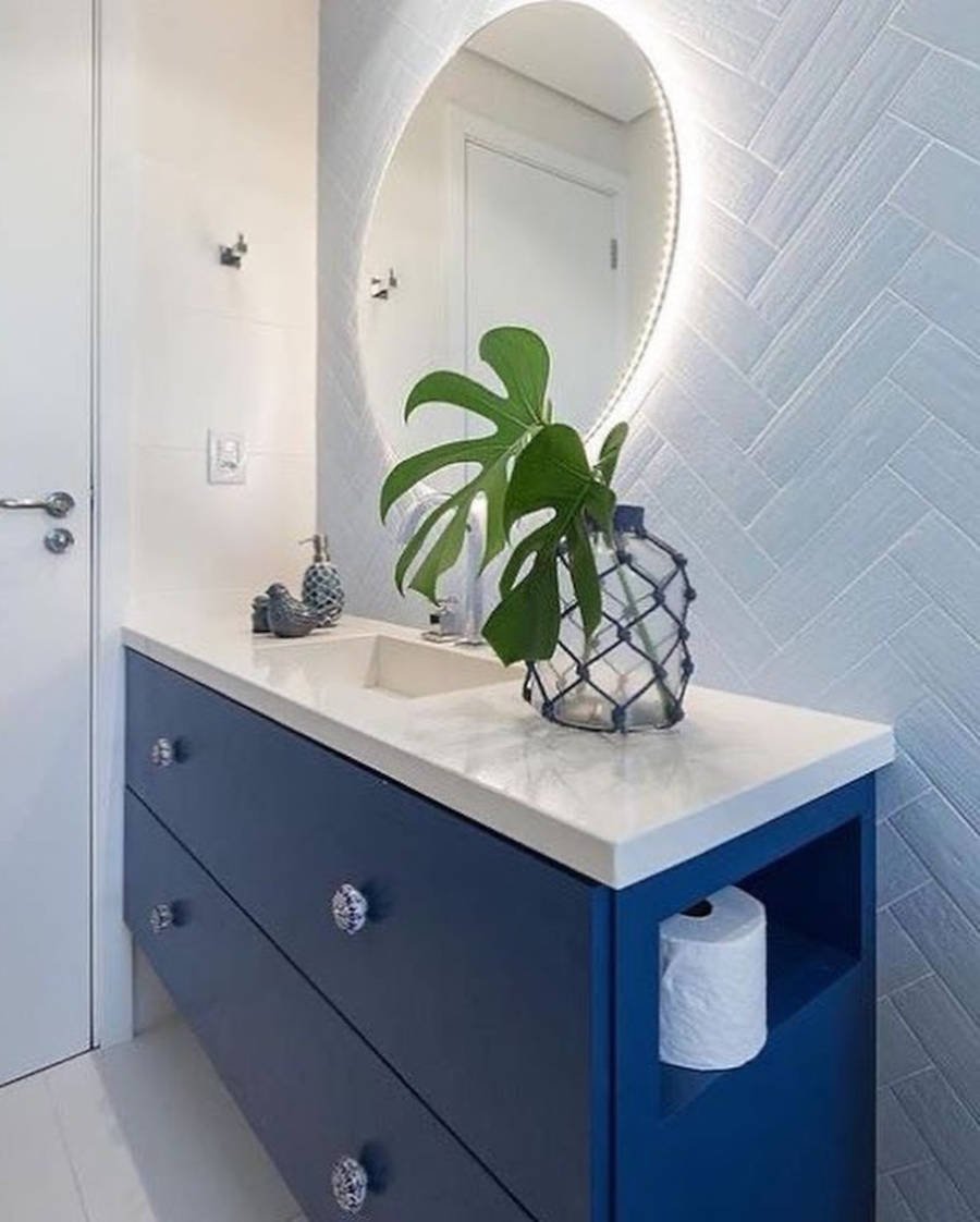 Banheiro com armário azul.