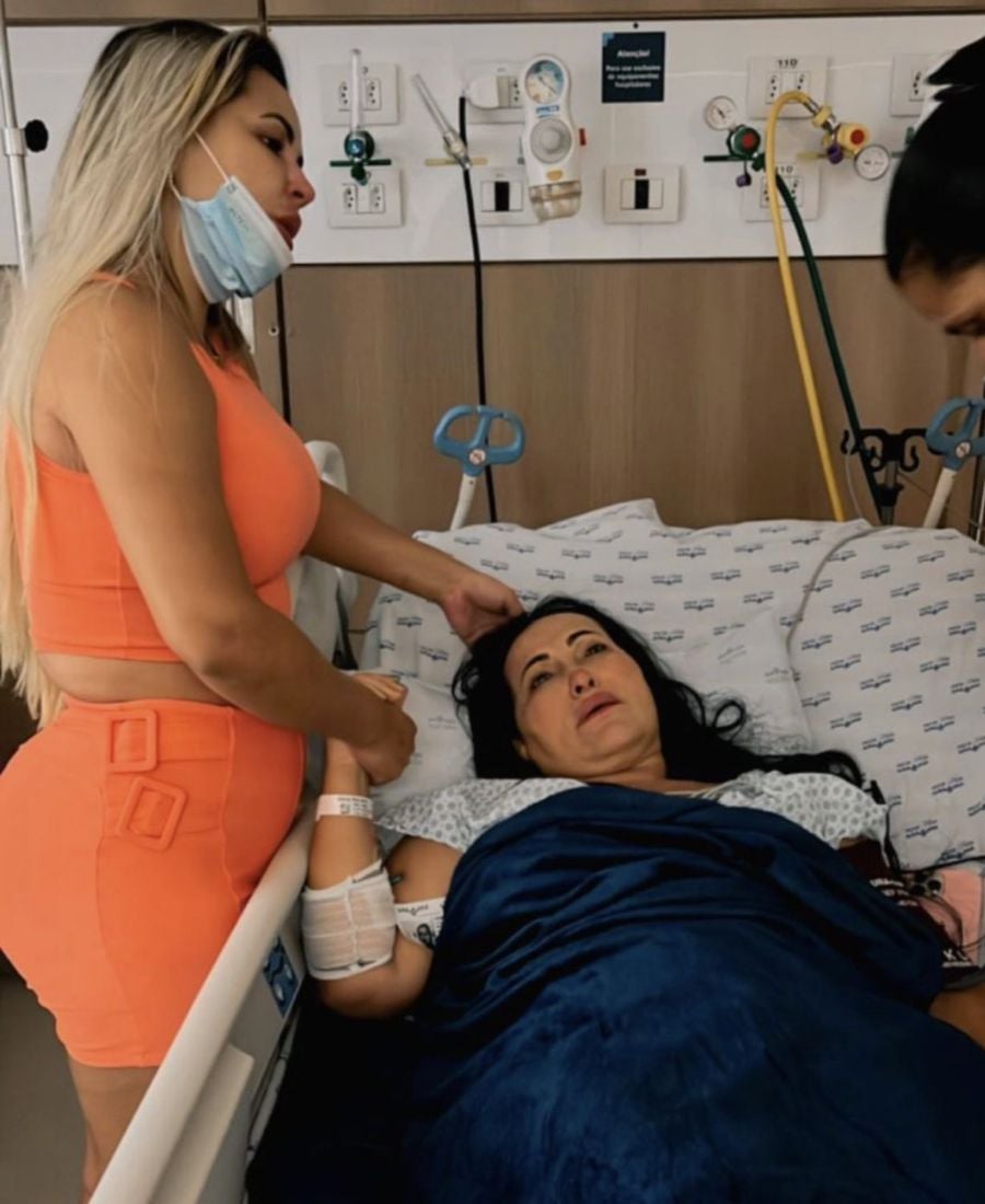 Deolane Bezerra com a mãe no hospital