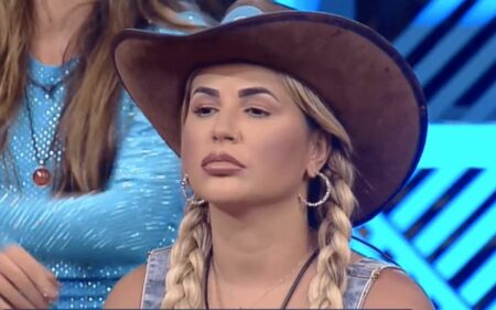 Deolane Bezerra com chapéu de Fazendeiro