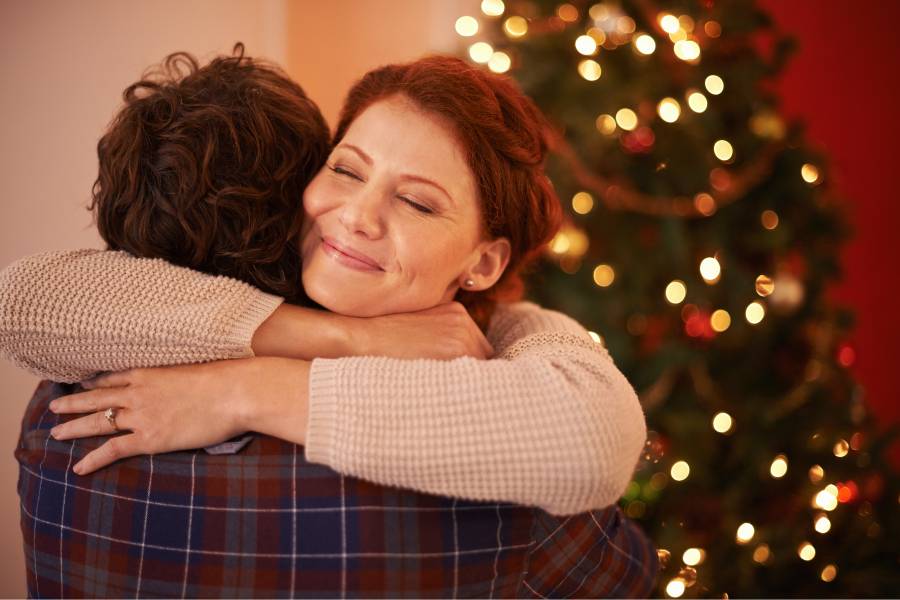 Duas mulheres se abraçando no Natal.