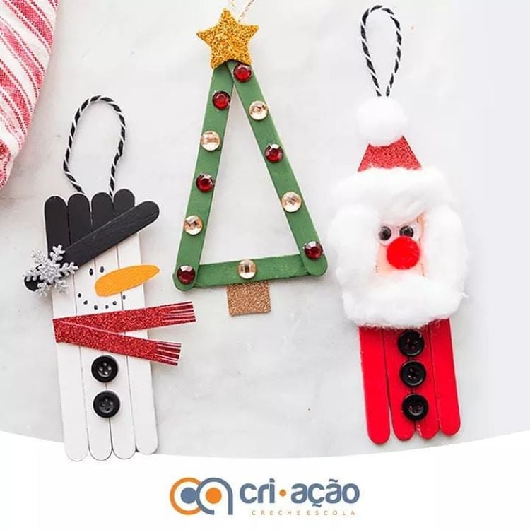 Boneco de neve, árvore de Natal e Papai Noel feitos com plaitos de sorvete. 