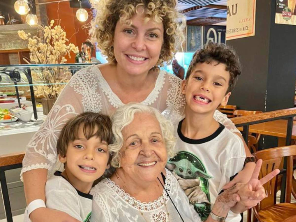Bárbara Borges, a vó e seus dois filhos.