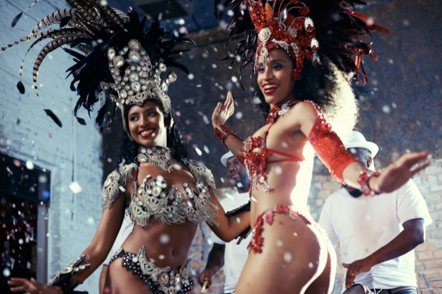 Duas mulheres sambando na escola de samba para o carnaval 2023.