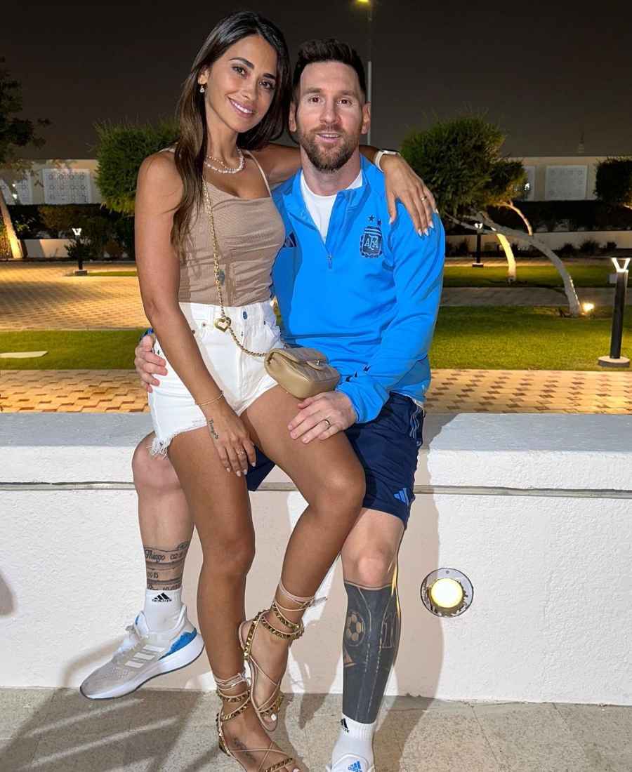 Foto de Antonella Rocuzzo sentada no colo de Messi, seu esposo.