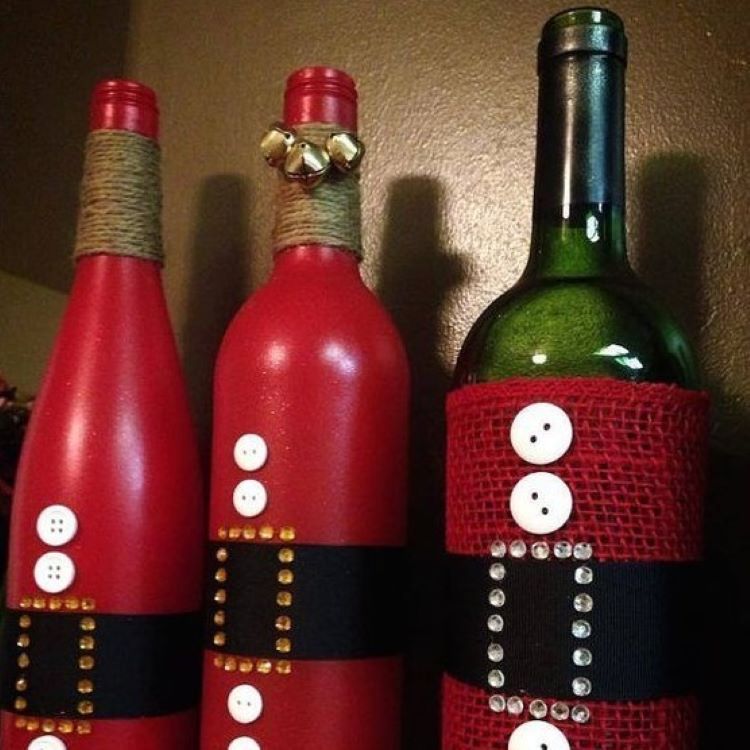 Garrafas de vinho pintadas no estilo Papai Noel. 