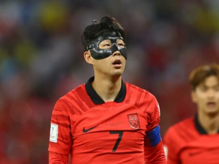 Jogadores usam máscara de proteção na Copa do Mundo no Catar.