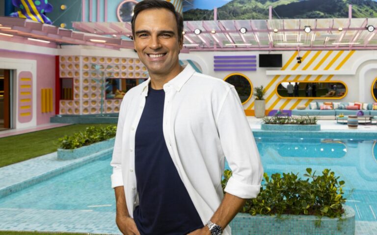 Tadeu Schmidt em frente à casa para ilustrar a matéria de quando sai a lista dos participantes do BBB 23