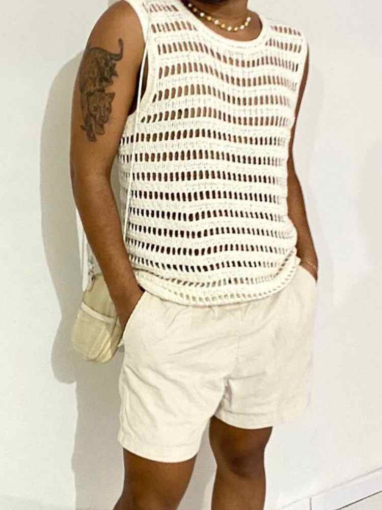 Look para homem virada do ano: regata de crochê + shorts off white + bolsa clara.