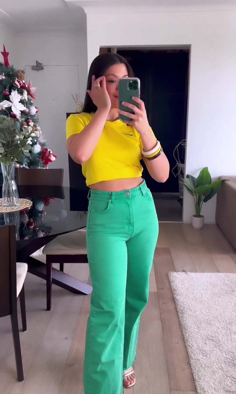 Look verde e amarelo. Cropped amarelo + calça jeans verde + sandália + pulseiras. 