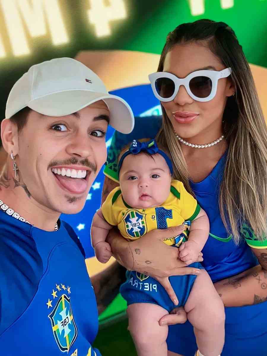 Foto de MC Biel, Tays Reis e a filha do casal usando look Brazilcore.