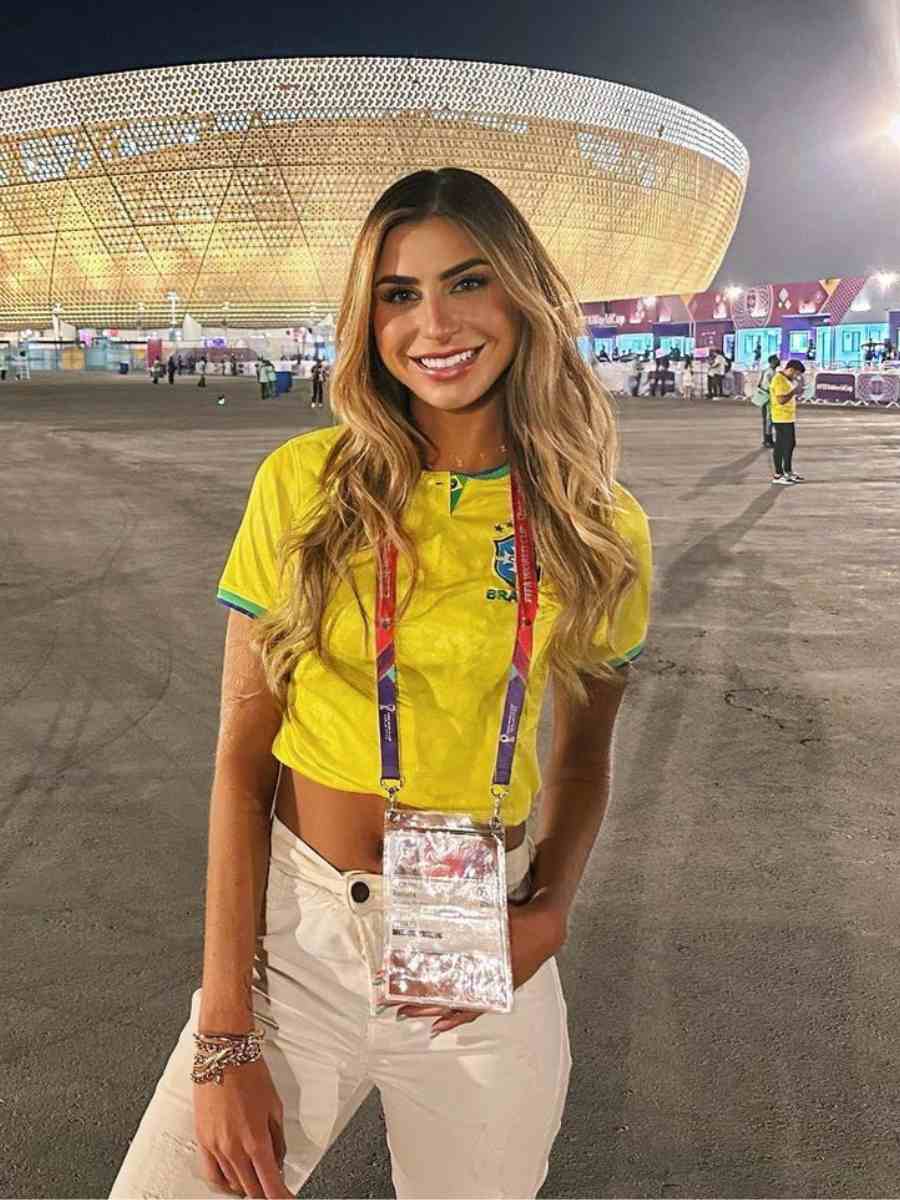 Foto de mulher com look usando Camisa amarela do Brasil na Copa no Catar.